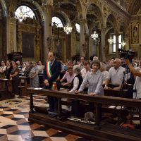 Il vicesindaco di Brescia, Federico Manzoni, e i numerosi fedeli