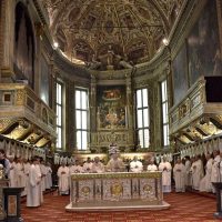 I numerosi concelebranti con don Stefano