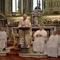 Don Stefano introduce l'omelia condivisa con gli altri 4 sacerdoti