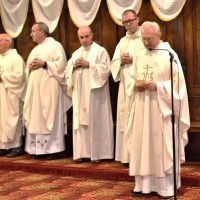 Don Giuseppe Piccoli accoglie il nuovo rettore e gli altri sacerdoti nella "Confraternita degli Amici del Santuario"