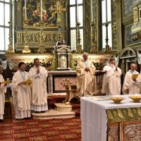 I nuovi arrivati con il medaglione e l'attestato della Confraternita