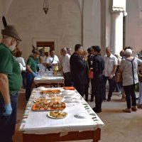 Un momento del rinfresco preparato dal gruppo degli Alpini di Torbole